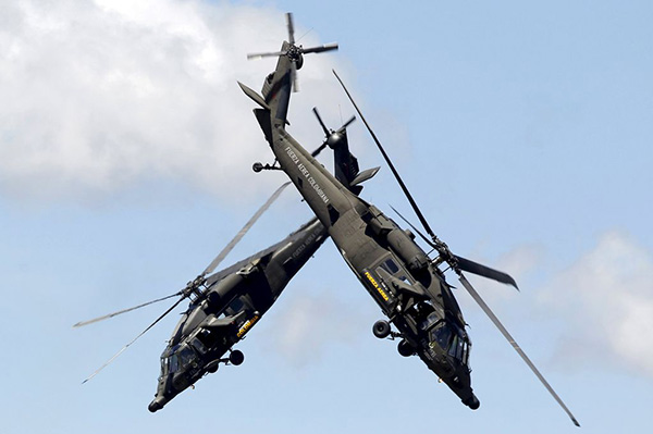 Colombian-Air-Force-pilots-in-their-Blackhawk-Arpia-helicopters-perform-aerobatics