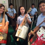 Ninos-que-tocan-con-instrumentos-reciclados