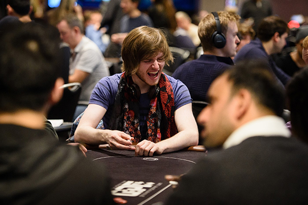 Le-joueur-poker-britannique-Charlie-Carrel-lors-tournoi-casino-Grosvenor-Victoria-Londres-26-novembre-2015_0_1400_933