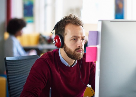 5 buenas razones para escuchar música en la oficina