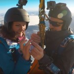 Hombre le propone matrimonio a su novia en pleno salto en paracaídas