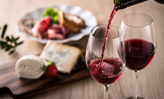 El vino tinto a ayuda prevenir la obesidad y el colesterol